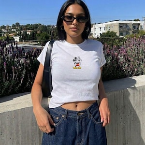 Puede incluir: Un conjunto de tres jarrones de cer&aacute;mica de diferentes alturas y formas. Los jarrones est&aacute;n esmaltados con un acabado blanco mate, ofreciendo una est&eacute;tica minimalista. El jarr&oacute;n m&aacute;s alto mide aproximadamente 25 cm de altura.