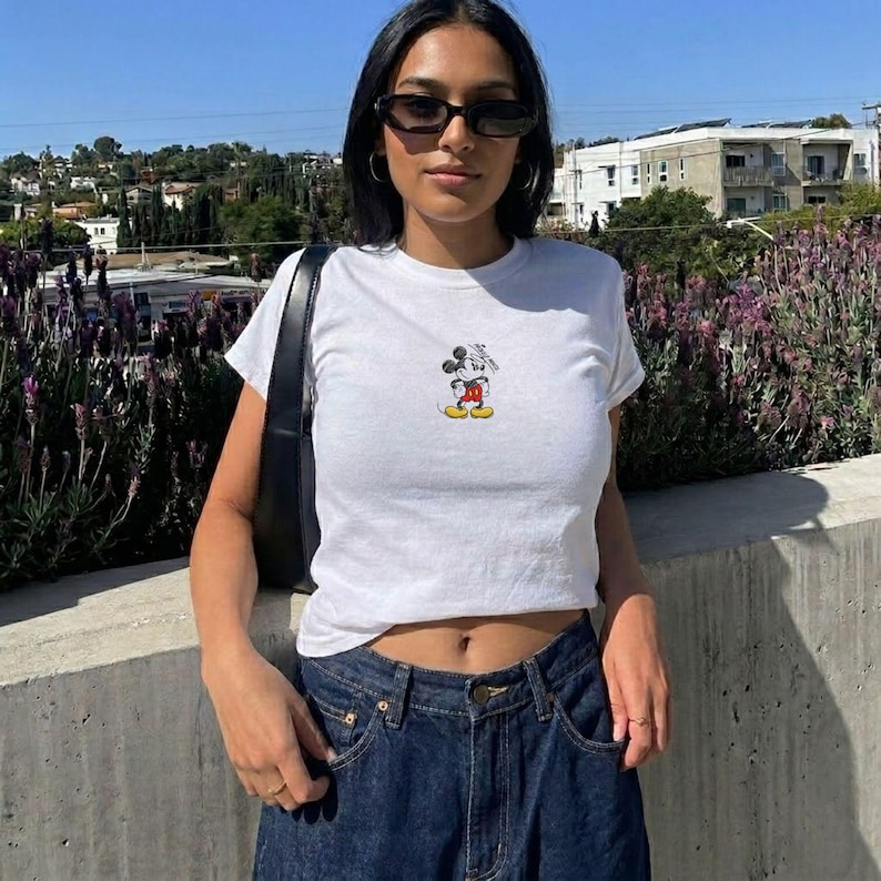 Puede incluir: Un conjunto de tres jarrones de cer&aacute;mica de diferentes alturas y formas. Los jarrones est&aacute;n esmaltados con un acabado blanco mate, ofreciendo una est&eacute;tica minimalista. El jarr&oacute;n m&aacute;s alto mide aproximadamente 25 cm de altura.