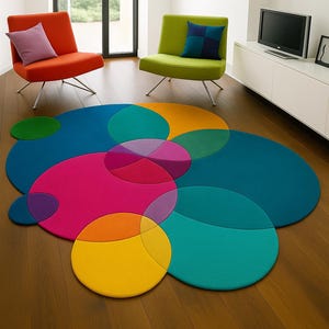 Könnte beinhalten: Ein moderner Teppich mit überlappenden Kreisen in leuchtenden Farben: Blau, Pink, Gelb und Grün. Der Teppich liegt auf einem Holzboden, mit zwei Stühlen und einem Fernseher im Hintergrund. Das Design erzeugt ein auffälliges, abstraktes Muster.