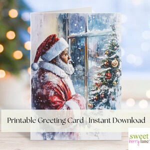 Puede incluir: Una tarjeta de felicitación navideña imprimible con una ilustración de Papá Noel mirando por una ventana una escena nevada. Papá Noel lleva un traje y un gorro rojos con ribetes blancos. La tarjeta incluye el texto "Printable Greeting Card | Instant Download."