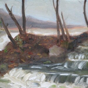 Op de afbeelding: Een schilderij van een kleine waterval in een bos. Het water is wit en schuimig, en de bomen zijn kaal. Het schilderij is gemaakt in een realistische stijl, met de nadruk op de details van het water en de bomen.