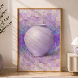 Peut inclure: Impression encadrée d'un vase lavande texturé et arrondi, sur un fond en mosaïque de violets et de bleus. Le cadre est de couleur marron clair. L'image est affichée à l'intérieur.