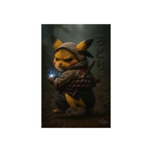 Può includere: Stampa d'arte digitale raffigurante un personaggio Pikachu giallo in un abito da ninja, che tiene un fulmine blu. Il personaggio ha un'espressione intensa ed è ambientato su uno sfondo di foresta sfocata. Testo giapponese visibile a destra.