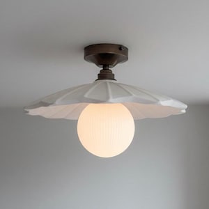 Handgemaakte plafondlamp van gips: een sculpturale, moderne plafondlamp