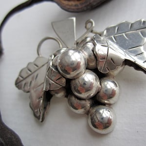 Preis reduziert Schwer Sterling Silber Vintage Trauben Cluster Anhänger/Brosche