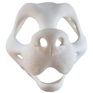Könnte beinhalten: Eine weiße, 3D-gedruckte Hundemaske mit detaillierter Schnauze, offenem Mund und Augenhöhlen. Die Maske ist mit glatten Kurven und einer strukturierten Oberfläche gestaltet, ideal für Cosplay oder Kostüme.