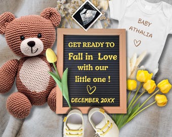 Może przedstawiać: Ogłoszenie o ciąży z brązowym misiem, bucikami i body. Oprawiona tablica głosi "GET READY TO Fall in Love with our little one!" z datą "DECEMBER 20XX". Obraz USG i żółte tulipany dopełniają scenę.