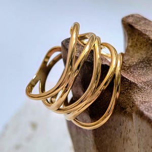 Ring fünffach gewellt - minimalistisch und verstellbar (18 Karat vergoldeter Edelstahl - wasserfest) Statementring Damen filigran und modern
