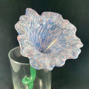 Fiore di vetro macchiato blu e rosa lavanda fatto a mano con stelo verde