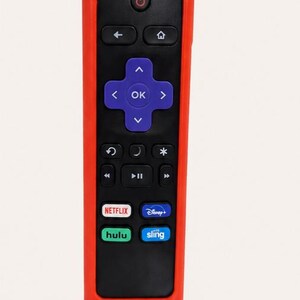 Pu&ograve; includere: Un telecomando nero per televisione inserito in una custodia protettiva in silicone rosso brillante. Il telecomando presenta un pad di navigazione direzionale viola con un tasto OK, un tasto di accensione rosso e tasti di scelta rapida per Netflix, Disney+, Hulu e Sling.