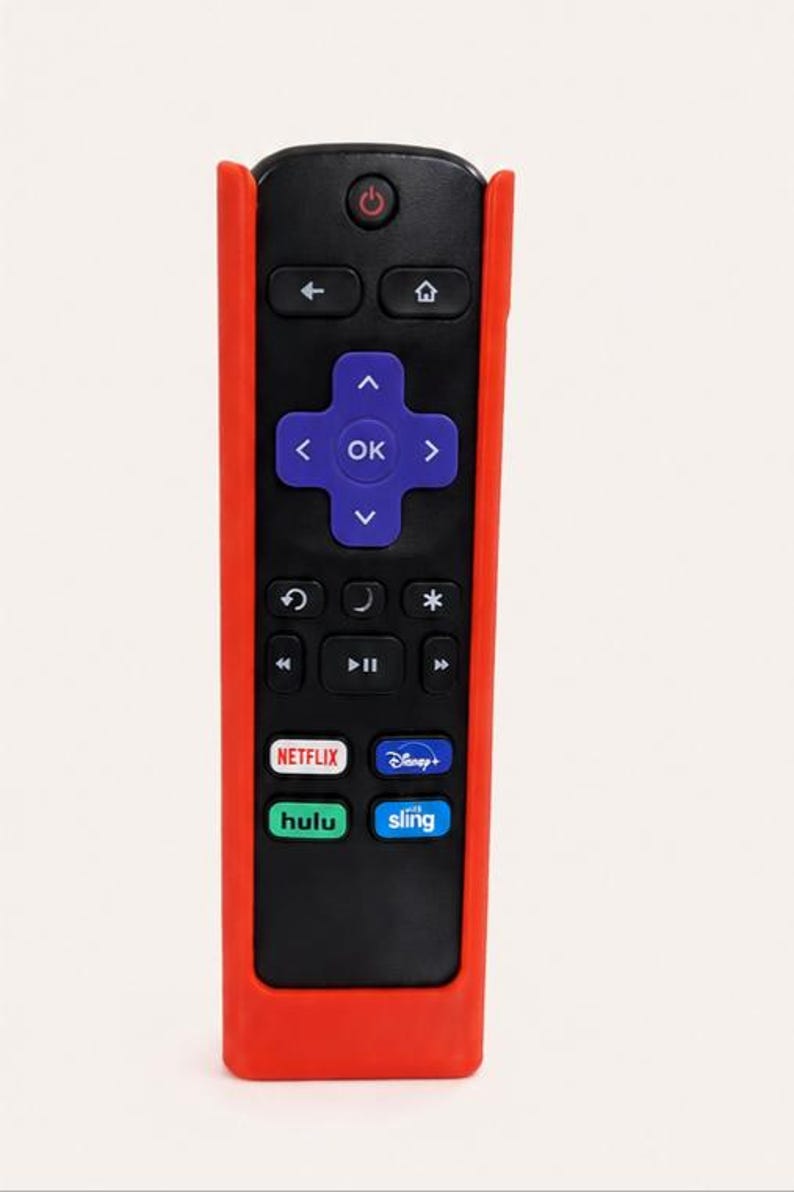 Pu&ograve; includere: Un telecomando nero per televisione inserito in una custodia protettiva in silicone rosso brillante. Il telecomando presenta un pad di navigazione direzionale viola con un tasto OK, un tasto di accensione rosso e tasti di scelta rapida per Netflix, Disney+, Hulu e Sling.