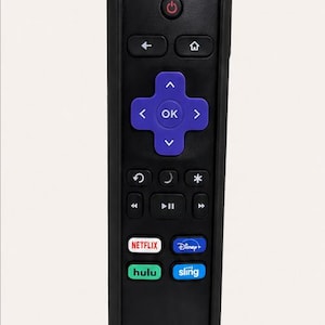 Pu&ograve; includere: Un telecomando nero dotato di un pad direzionale viola con un tasto OK al centro. Il dispositivo include un tasto di accensione rosso, icone di navigazione e quattro tasti dedicati ai servizi di streaming etichettati Netflix, Disney+, Hulu e Sling.
