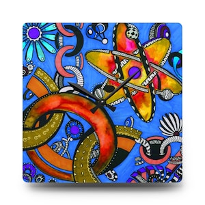 Op de afbeelding: Vierkante wandklok met een levendig abstract ontwerp. De wijzerplaat heeft een blauwe achtergrond met kleurrijke vormen in oranje, geel en paars. Zwarte wijzers geven de tijd aan. Het ontwerp bevat bloemen en geometrische elementen.