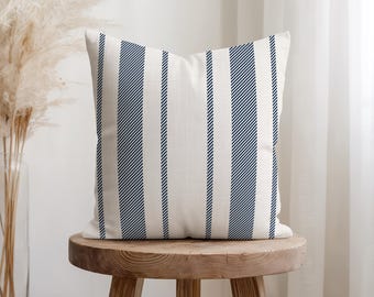 Marineblauwe streep sierkussenhoes | Kussenhoes met tikkende strepen | Boerderijdecor kust | Klassiek marineblauw accentkussen | 12 x 20 18 x 18 22 x 22 inch
