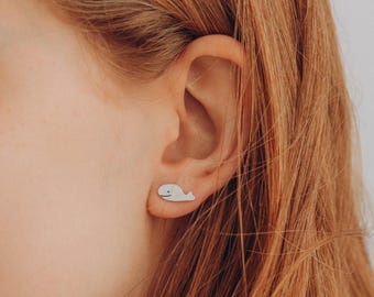 Walvis oorbellen – Sterling zilveren oorknopjes, handgemaakte dierensieraden, minimalistische oceaan oorbellen, leuk cadeau voor haar