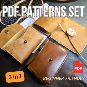 Puede incluir: Un conjunto de patrones PDF de cuero para crear carteras y tarjeteros. La imagen muestra varios productos terminados en tonos marrones, incluyendo un tarjetero con cierre de botón a presión y una cartera tipo sobre con cierre de botón. El texto dice "PDF PATTERNS SET" y "BEGINNER FRIENDLY".