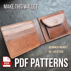 Könnte beinhalten: Ein braunes Leder-Bifold-Portemonnaie mit sichtbaren Nähten, Kartenfächern und einem Münzfach. Das Portemonnaie ist mit den Buchstaben WS geprägt. Der Text lautet: MAKE THIS WALLET, BEGINNER FRIENDLY, A4 ± US LETTER, PDF PATTERNS.