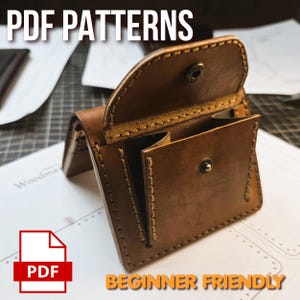 Könnte beinhalten: Ein braunes Lederportemonnaie mit sichtbaren hellen Nähten, einem Klappverschluss mit Metalldruckknopf und offenen Fächern. Das Bild enthält den Text PDF PATTERNS, ein PDF-Symbol und den Text BEGINNER FRIENDLY.