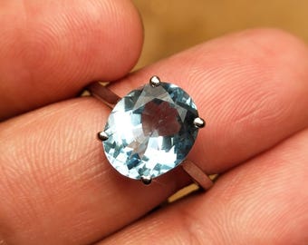 Oval solitärring med blå topas, 925 sterlingsilver