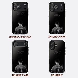 K&ouml;nnte beinhalten: Schwarze iPhone-H&uuml;llen mit einem Graustufenbild eines Fu&szlig;balltrikots mit der Nummer 7 und dem Namen Ronaldo. Die H&uuml;llen zeigen auch den Text "CR7" und sind f&uuml;r iPhone 17 Modelle.