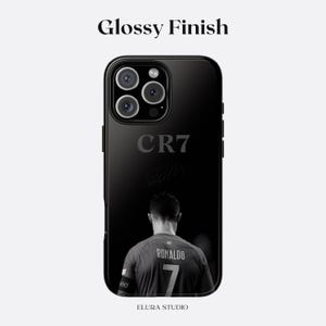 K&ouml;nnte beinhalten: Schwarze Handyh&uuml;lle mit gl&auml;nzendem Finish. Der Text "Glossy Finish" ist oben zu sehen. Das Bild zeigt einen Fu&szlig;ballspieler mit dem Namen "RONALDO" und der Nummer "7" auf seinem Trikot. Der Text "CR7" ist ebenfalls sichtbar.