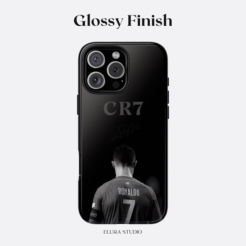 K&ouml;nnte beinhalten: Schwarze Handyh&uuml;lle mit gl&auml;nzendem Finish. Der Text "Glossy Finish" ist oben zu sehen. Das Bild zeigt einen Fu&szlig;ballspieler mit dem Namen "RONALDO" und der Nummer "7" auf seinem Trikot. Der Text "CR7" ist ebenfalls sichtbar.