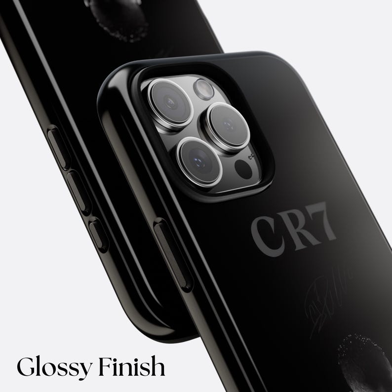 K&ouml;nnte beinhalten: Schwarze Handyh&uuml;lle mit gl&auml;nzendem Finish. Das Geh&auml;use tr&auml;gt den Text "CR7" und eine Unterschrift. Das Bild enth&auml;lt auch den Text "Glossy Finish". Die Handyh&uuml;lle dient zum Schutz der Kamera des Telefons.