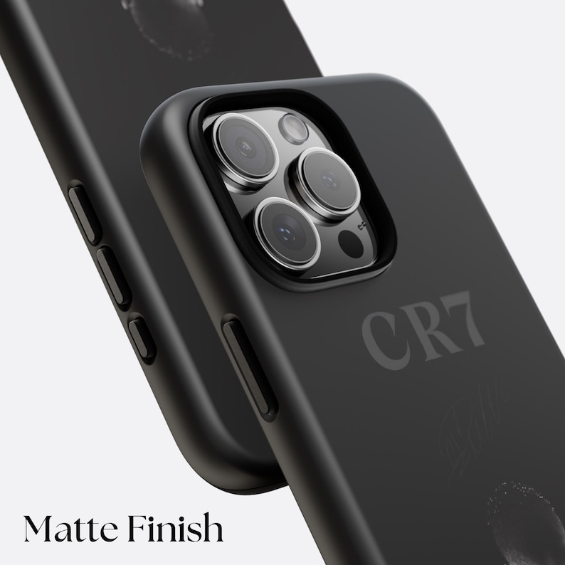 K&ouml;nnte beinhalten: Schwarze Handyh&uuml;lle mit mattem Finish, mit dem Text "CR7" und den Worten "Matte Finish". Die H&uuml;lle hat einen erh&ouml;hten Rand um die Kameralinsen und ein glattes, schlankes Design. Die H&uuml;lle ist f&uuml;r ein Smartphone konzipiert.