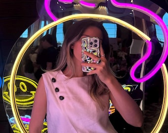 Neonreclame kat gespiegeld: moderne led-muurdecoratie katten