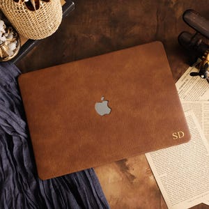 Benutzerdefinierte Retro Brown Muster Leder MacBook Hülle, personalisierte Hülle mit Goldfolie für MacBook Pro Air 13 14 15 16, Neo A18, Geschenk für Sie