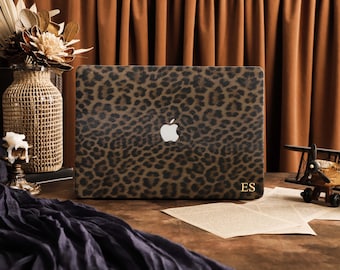Personalisierte MacBook-Hülle mit Leopardenmuster, individuelle Lederhülle mit goldfoliengeprägtem Namen für Neo A18, Air & Pro 13, 14, 15 und 16 Zoll, Geschenk für Sie