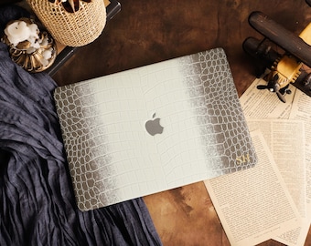 Creme Braun Krokodil Leder MacBook Tasche, geprägte Abdeckung mit Goldfolie Name für MacBook Pro Air 13 14 15 16, Neo A18, Geschenk für Sie
