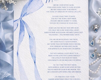 Peut inclure: Une carte blanche avec des illustrations de rubans aquarelle bleus et un texte imprimé intitulé Mum, présentant un poème sur le soutien maternel. La carte est entourée de tissu bleu, de dentelle blanche, de colliers de perles et de bijoux argentés.