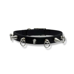 Schwarzer Punk Choker | Metall Ring Zieher, Große Spikes, Schnalle | Handgefertigt aus steifem BioThane | Wasserfest | Verstellbare Größe | Doppellagig