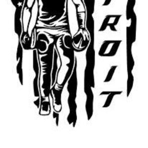 K&ouml;nnte beinhalten: Schwarz-wei&szlig;e Grafik eines Footballspielers mit Helm vor einem verwitterten amerikanischen Flaggen-Design. Das Wort "DETROIT" ist vertikal ausgerichtet. Die Nummer "3" befindet sich darunter.