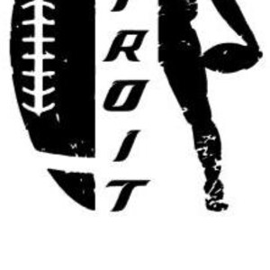 K&ouml;nnte beinhalten: Schwarz-wei&szlig;e Grafik eines Footballs und eines Footballspielers. Das Wort "DETROIT" ist vertikal gestapelt. Die Nummer "4" befindet sich darunter. Das Design hat einen Used-Look.