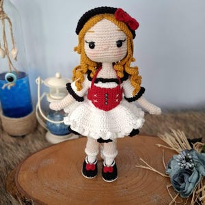 Muñeca de crochet hecha a mano: Juguete amigurumi de algodón, muñeca de crochet