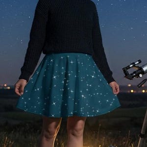 Wintertaling skaterrok sterrennacht, a-lijn minirok Celestial Sparkle, cirkelrok sterrenbeeldpatroon, Witchy Aesthetic Whimsigoth
