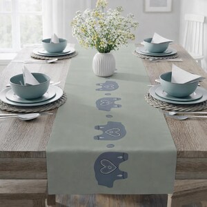Camino de mesa con oso y arándanos, decoración de mesa de arte popular escandinavo, mantelería verde salvia con animales del bosque, decoración de cocina escandinava, regalo de bayas silvestres