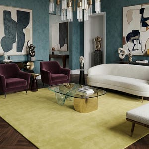 Puede incluir: Un salón lujoso con paredes verde azulado, una alfombra verde chartreuse y suelo de madera oscura. La habitación cuenta con un sofá blanco, dos sillones burdeos y una mesa de centro de cristal con base dorada. Obras de arte y esculturas completan la decoración.