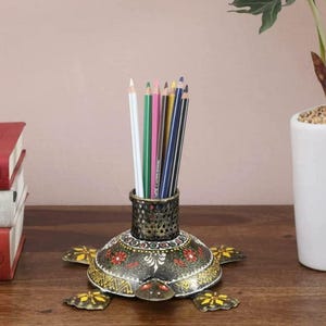 Handbemalter Metall Schildkröten Stifthalter | Einzigartig Schreibtisch Organizer | Indische Volkskunst inspiriert Büro Dekor