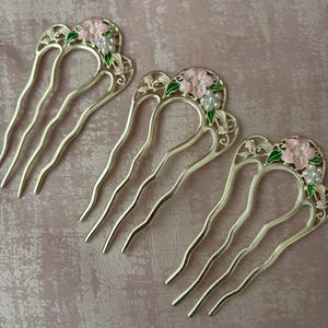 Goudkleurige haarvorken met bloemen | Emaille bloem, parelaccenten, haarkam