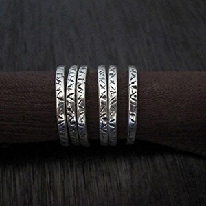 ¡NUEVO! Anillos apilables texturizados de plata de ley (un anillo) (talla 5 1/4) - EN STOCK (N)