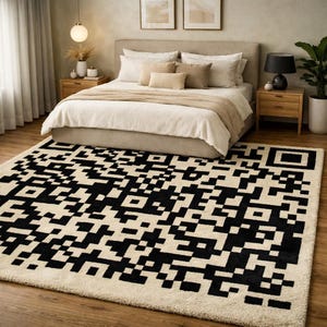 Könnte beinhalten: Ein großer, rechteckiger Teppich mit einem QR-Code-Design in Schwarz und Creme. Der Teppich befindet sich in einem Schlafzimmer, mit einem Bett, Nachttischen und Kunstwerken im Hintergrund. Das Muster des Teppichs ist ein modernes, geometrisches Design.