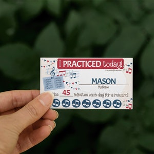 Könnte beinhalten: Ein blaues und rotes Musik-Chart mit dem Text "I PRACTICED today!" und "MASON" mit dem Text "My Name" darunter. Das Chart hat Platz für 45 Minuten Übung pro Tag für eine Belohnung.