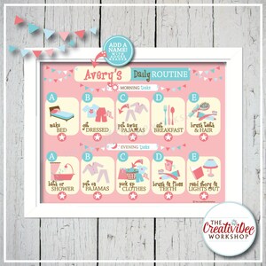 Pu&ograve; includere: Un grafico di routine giornaliera rosa e blu incorniciato per bambini. Il grafico include compiti mattutini e serali con illustrazioni. Il testo include "Avery's Daily Routine" e il logo "The Creativibee Workshop".