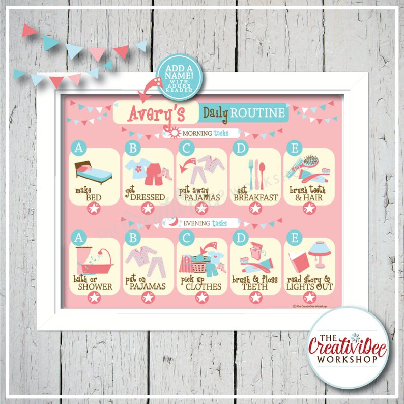 Pu&ograve; includere: Un grafico di routine giornaliera rosa e blu incorniciato per bambini. Il grafico include compiti mattutini e serali con illustrazioni. Il testo include "Avery's Daily Routine" e il logo "The Creativibee Workshop".