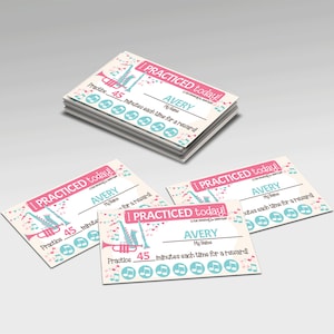 Könnte beinhalten: Ein Stapel rosa und blauer druckbarer Belohnungstabellen für Kinder. Die Tabellen zeigen eine Cartoon-Trompete und Noten. Der Text auf der Tabelle lautet "Ich habe heute geübt!" und enthält einen Platz für den Namen eines Kindes. Die Tabelle enthält auch einen Platz, um 45 Minuten Übungszeit zu verfolgen.