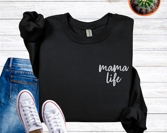 ママライフ刺繍入りクルーネック スウェットシャツ • ママ用スウェットシャツ • 母の日ギフト • 快適なママライフセーター • ミニマルな刺繍