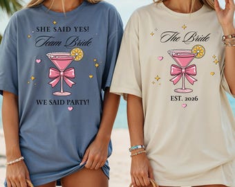 Camisetas Comfort Colors para despedida de soltera • Equipo de la novia, Ella dijo que sí, Camisetas personalizadas para despedida de soltera con el año de la boda